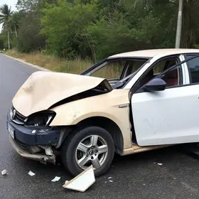 acidente com carro e passarela SP