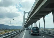 motorista colide veículo