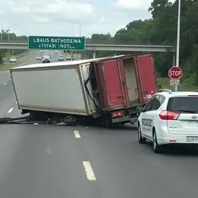 caminhão tomba rodovia Luiz de Queiroz
