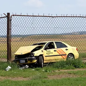carro atinge alambrado do DAE em Santa Bárbara d’Oeste